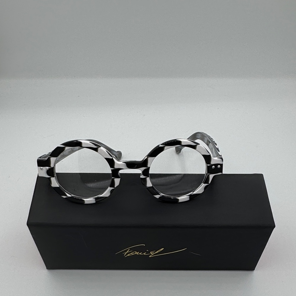 Stylish Black and White Round Glasses